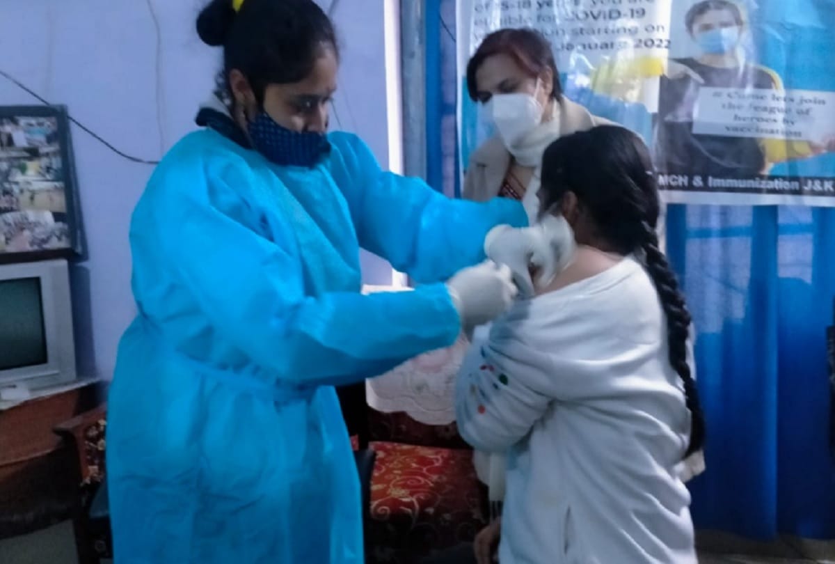 Jammu Kashmir: Corona vaccine started in teenagers, Uday Jamwal a student of class 11, got the first vaccine in the state