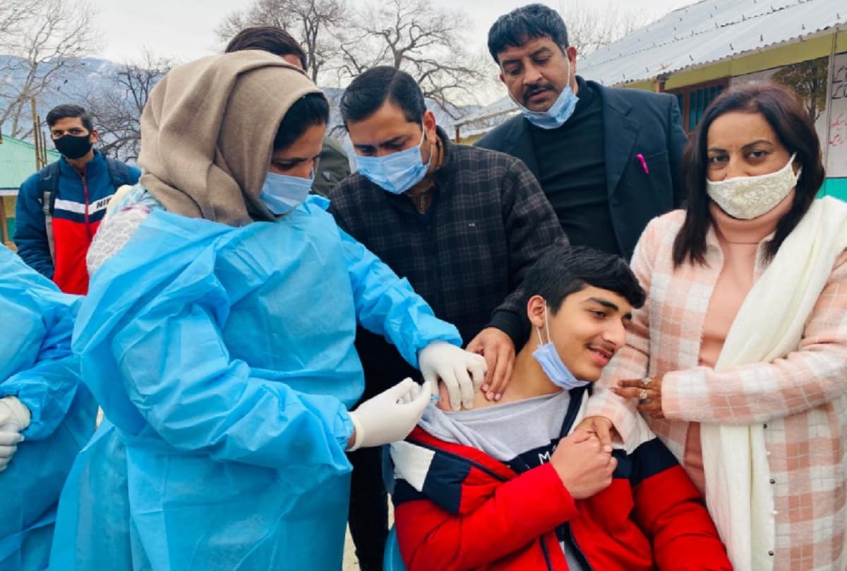 Jammu Kashmir: Corona vaccine started in teenagers, Uday Jamwal a student of class 11, got the first vaccine in the state