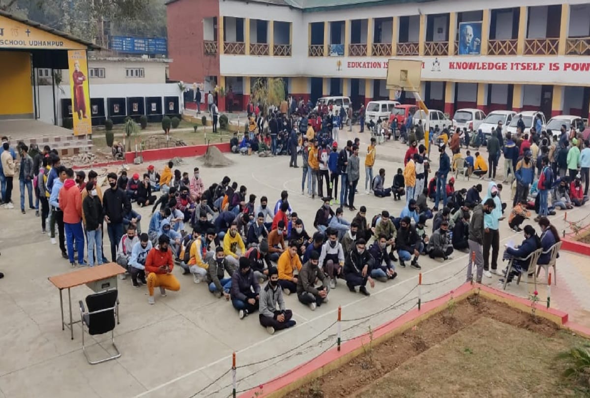 Jammu Kashmir: Corona vaccine started in teenagers, Uday Jamwal a student of class 11, got the first vaccine in the state