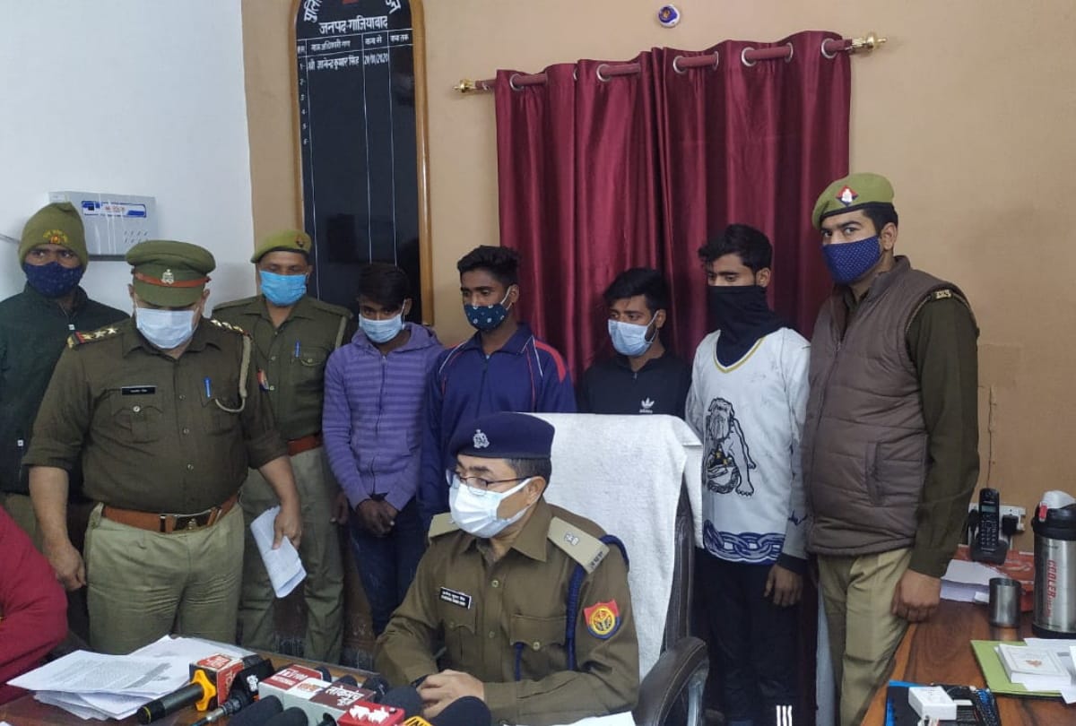 Ghaziabad auto passengers loot gang four accused including two siblings arrested