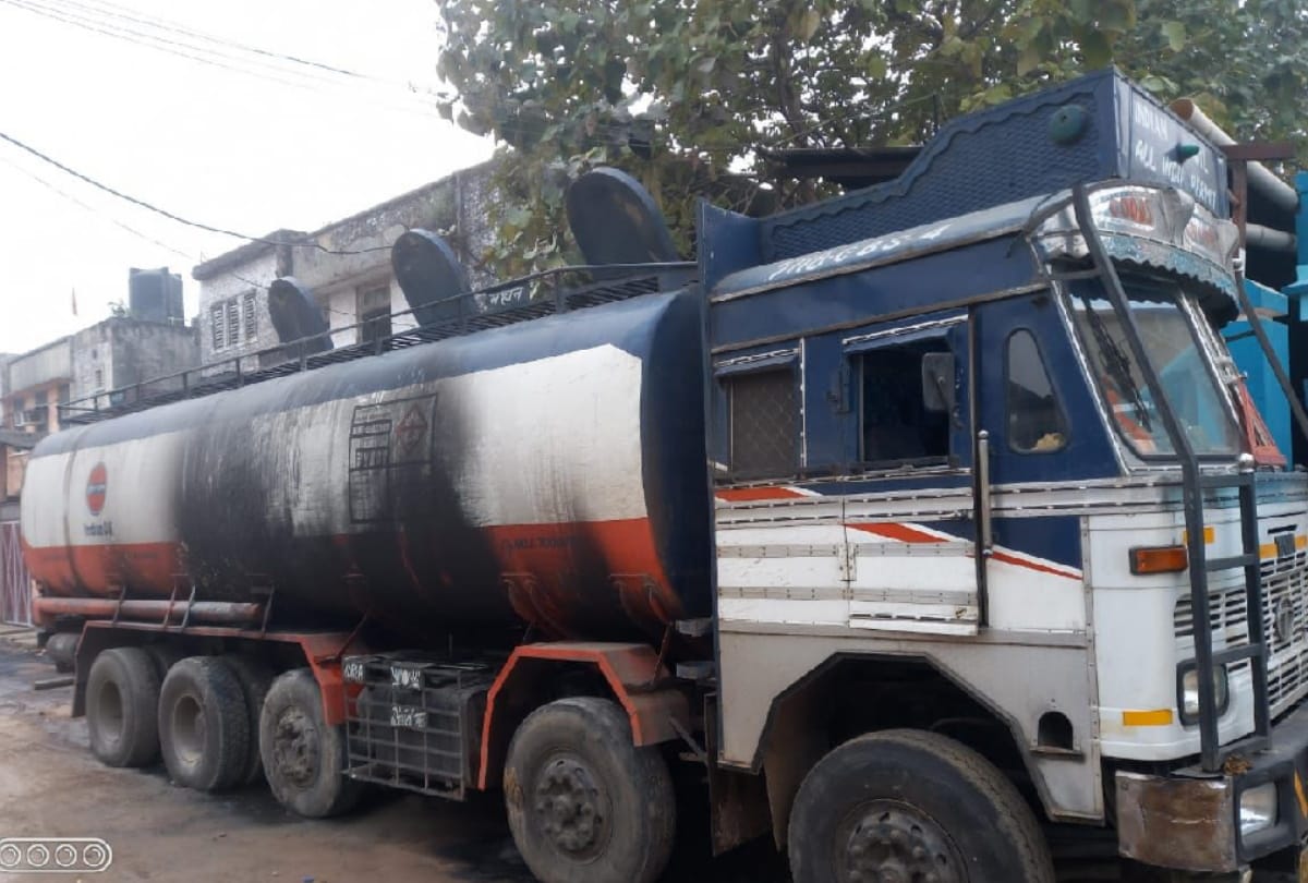 Panic in tanker at gate of Namkeen factory in Gorakhpur