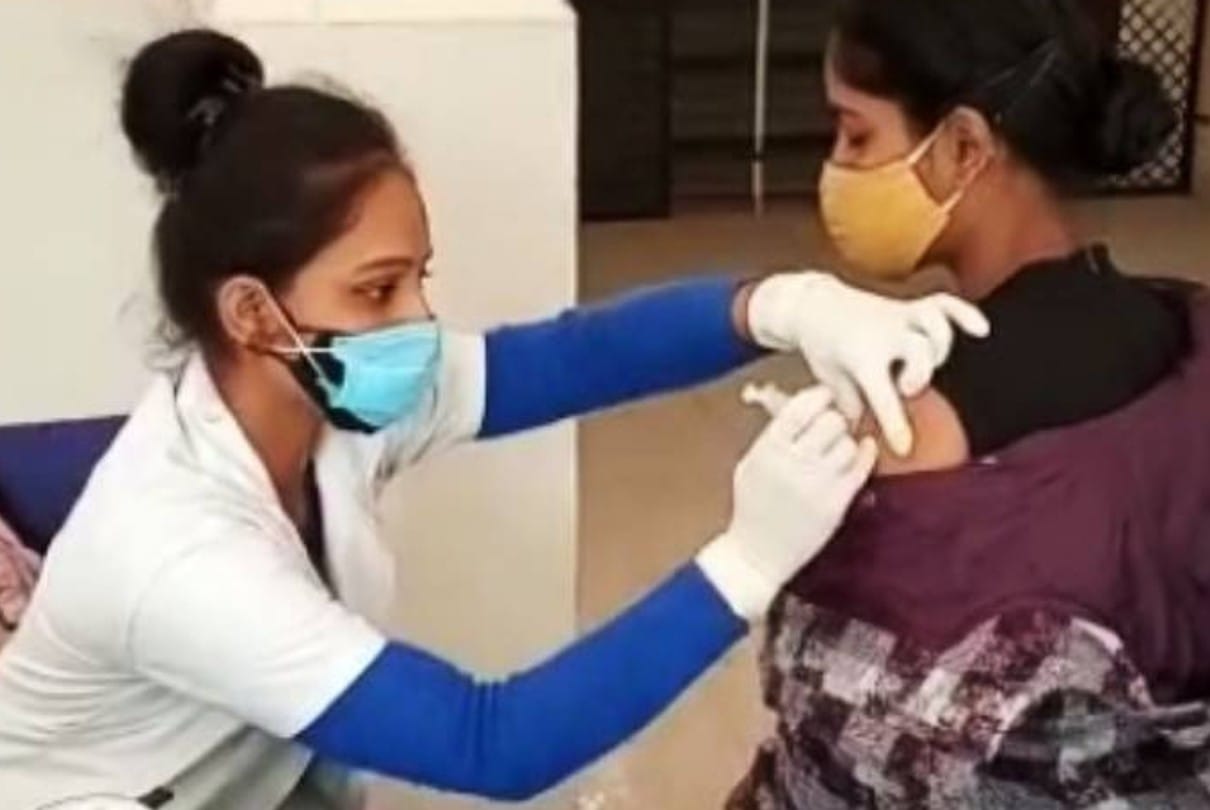 Indore: Students arrived with enthusiasm to get the vaccine, 14 thousand got the vaccine in Indore till noon..
