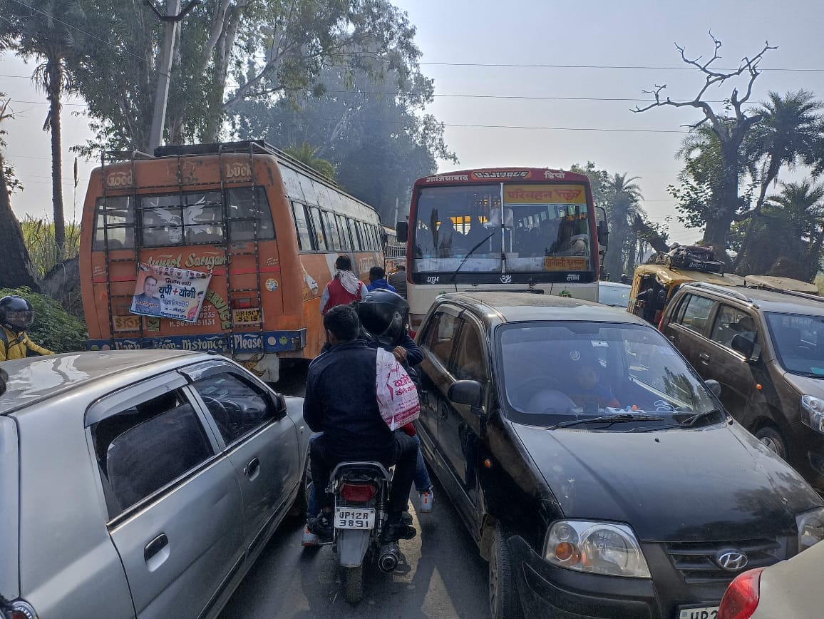Rally vehicles jammed the highway many times