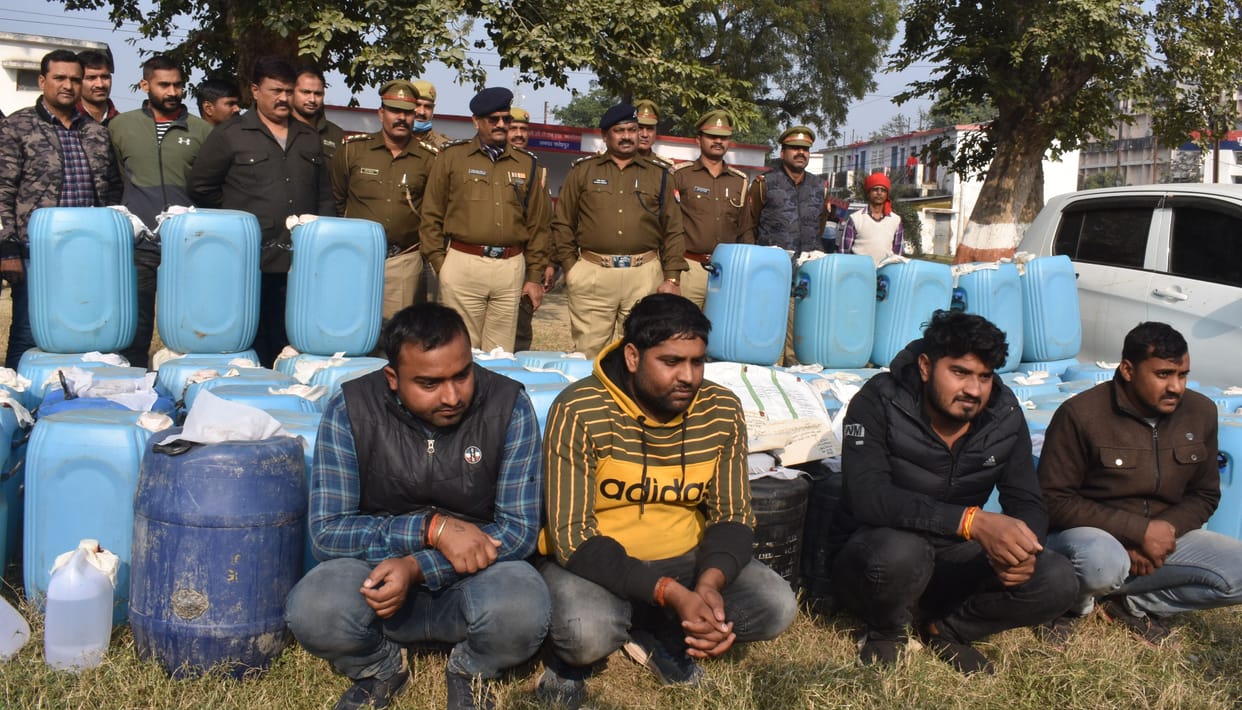 fathepur news,Inter-district four smugglers arrested with chemicals for making liquor