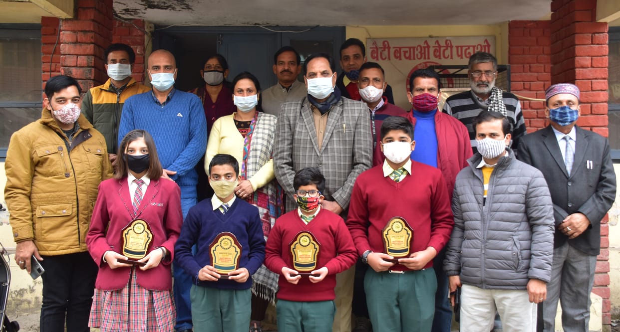 Honored the students who shine in the children's science fair