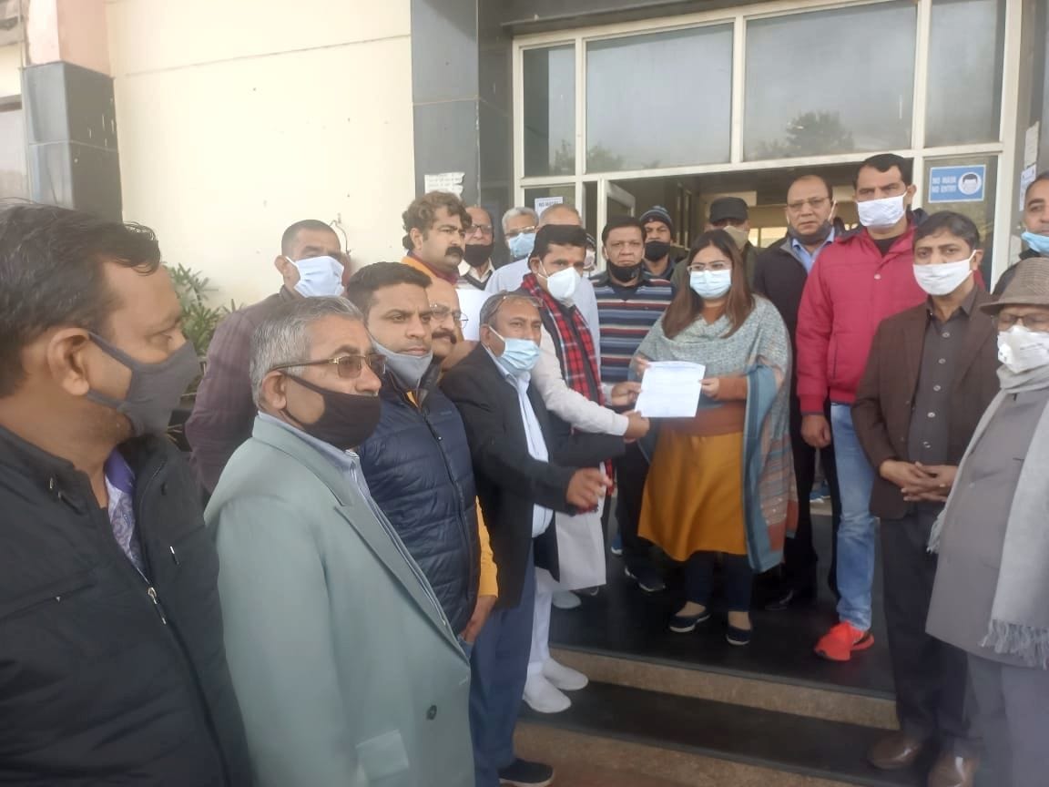 Traders protested against closing the market at five o'clock in the evening