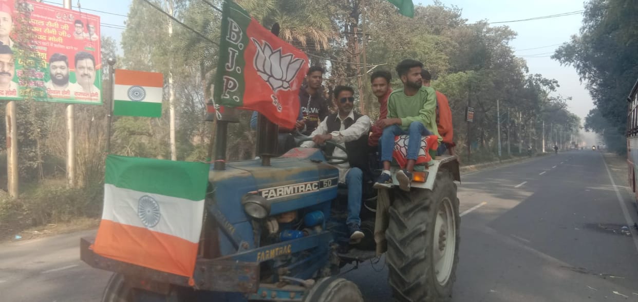 Farmers and laborers reached Salwa waving the tricolor