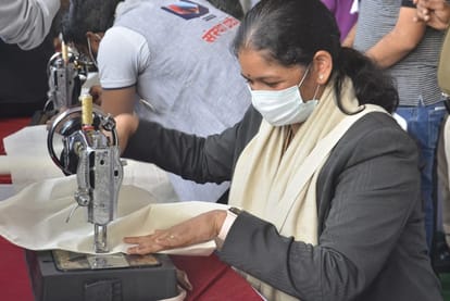 I am Jholadhari Indori: MP cut cloth with scissors, Collector-Commissioner started sewing machine and stitched the bag ..