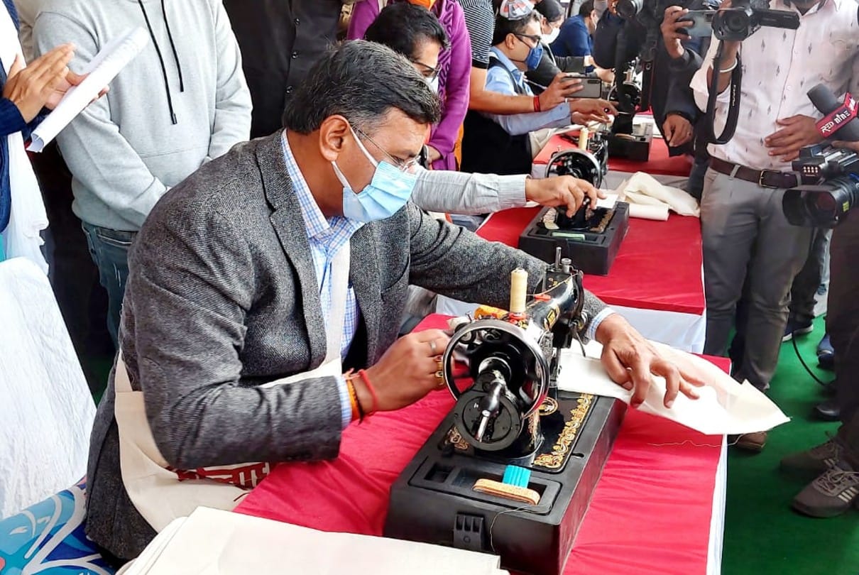I am Jholadhari Indori: MP cut cloth with scissors, Collector-Commissioner started sewing machine and stitched the bag ..