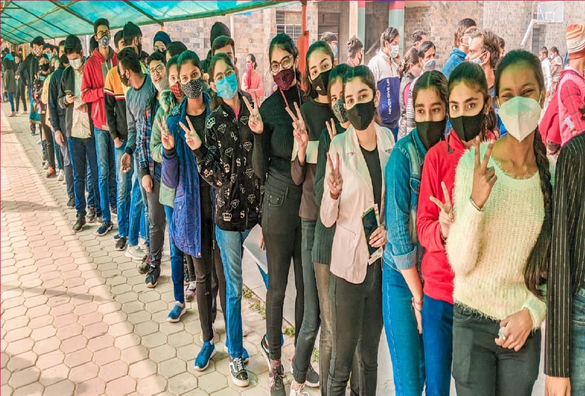 Covid-19 Child Vaccination Corona Vaccination Of 15 To 18 Years Children In Vaccination Centres in delhi ncr
