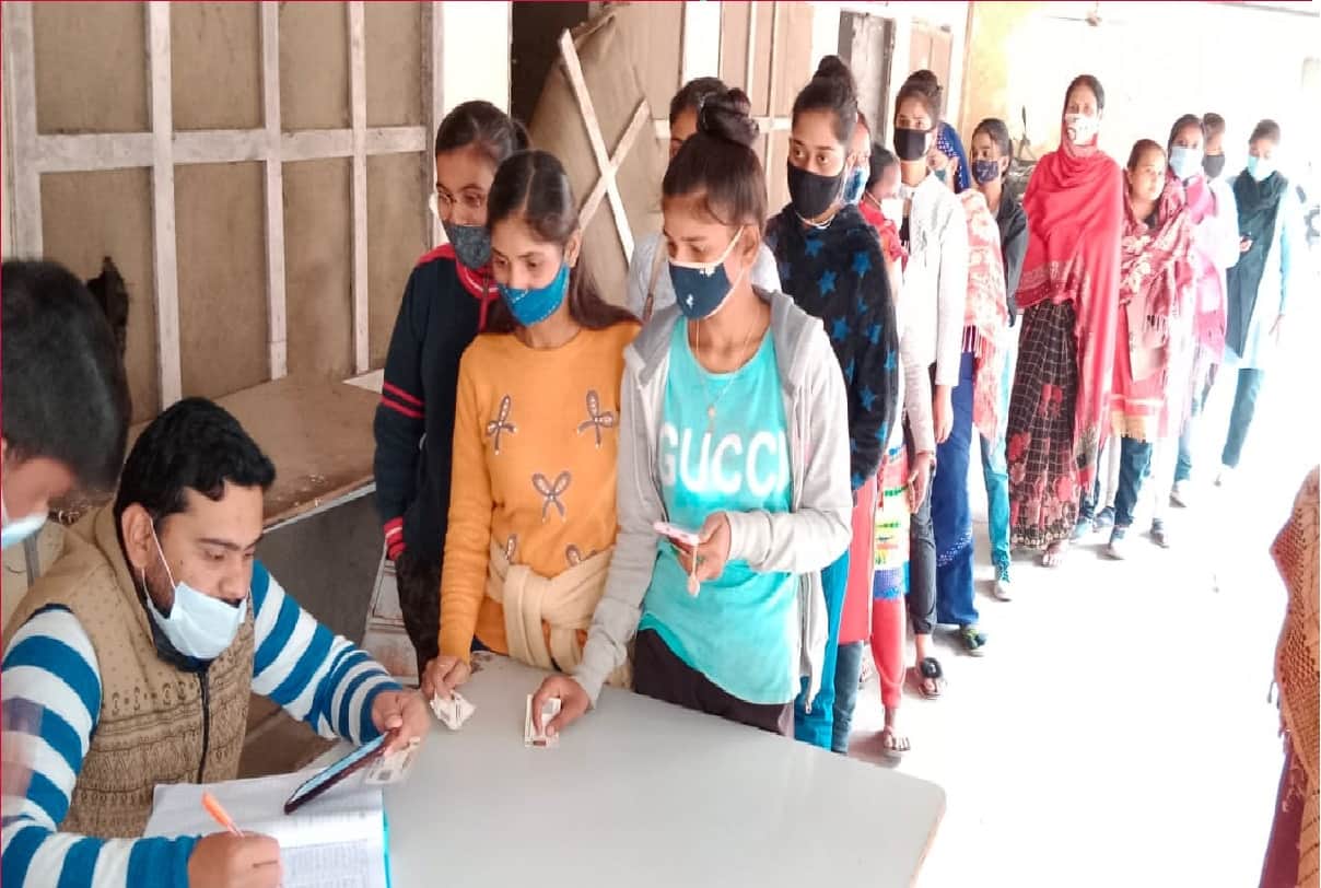 Covid-19 Child Vaccination Corona Vaccination Of 15 To 18 Years Children In Vaccination Centres in delhi ncr
