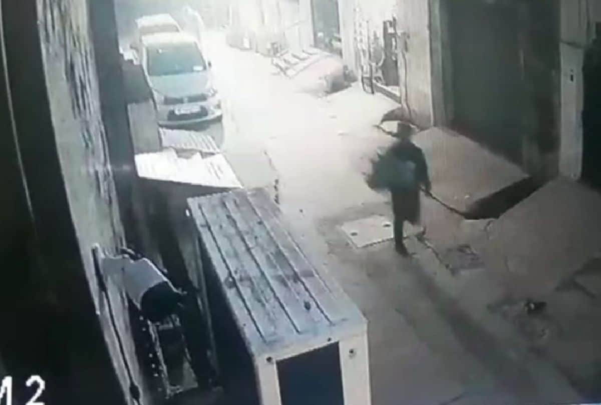 Agra 12 Lakh Rupees Loot Brave Woman Fight With Miscreants