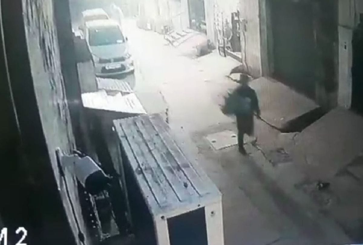 Agra 12 Lakh Rupees Loot Brave Woman Fight With Miscreants