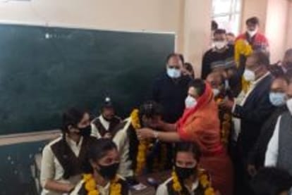 Indore: Students arrived with enthusiasm to get the vaccine, 14 thousand got the vaccine in Indore till noon..