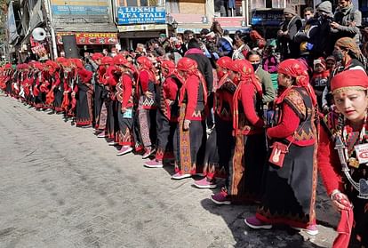 Manali Winter Carnival 2022 Mahila Mandal Women Perform Kullu Nati ...