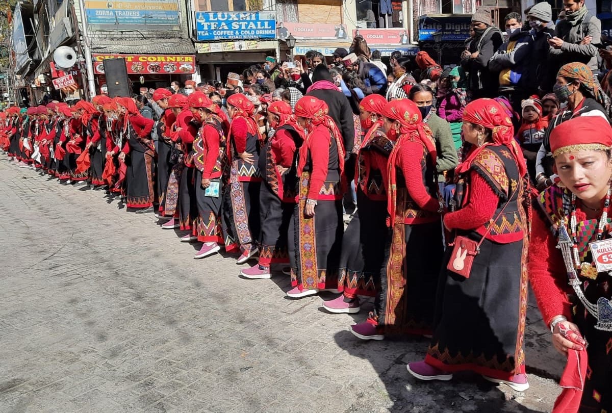 manali winter carnival 2022 mahila mandal women perform Kullu nati