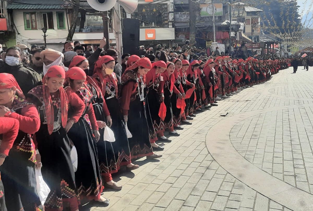 manali winter carnival 2022 mahila mandal women perform Kullu nati