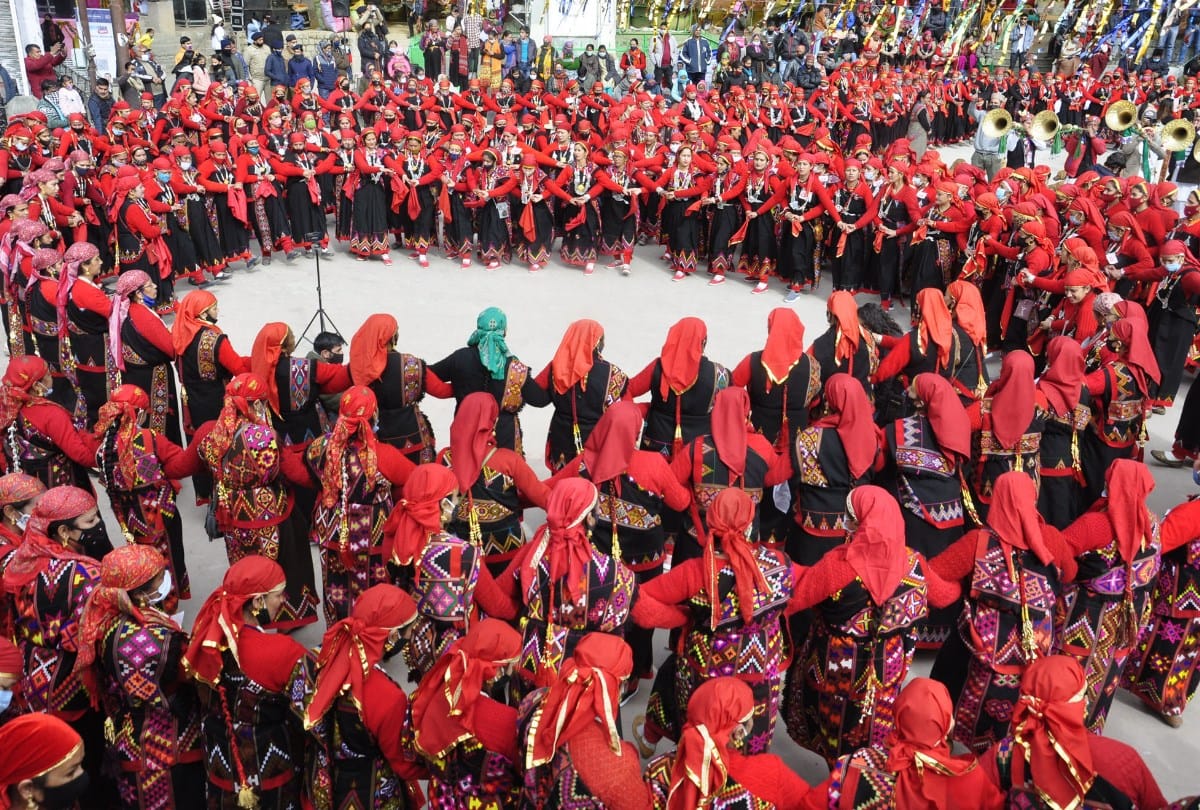 manali winter carnival 2022 mahila mandal women perform Kullu nati