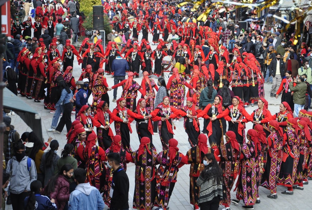 manali winter carnival 2022 mahila mandal women perform Kullu nati