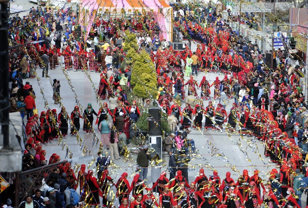 manali winter carnival 2022 mahila mandal women perform Kullu nati