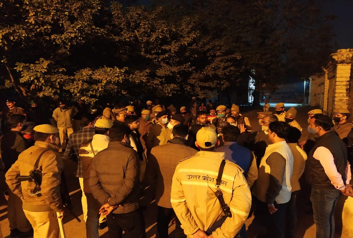 Allahabad University: Students of Muslim Hostel and Holland Hall clashed over indecent remarks on CM Yogi, fiercely, stone pelting