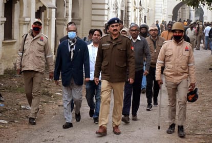 Allahabad University: Students of Muslim Hostel and Holland Hall clashed over indecent remarks on CM Yogi, fiercely, stone pelting