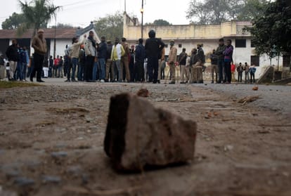 Allahabad University: Students of Muslim Hostel and Holland Hall clashed over indecent remarks on CM Yogi, fiercely, stone pelting