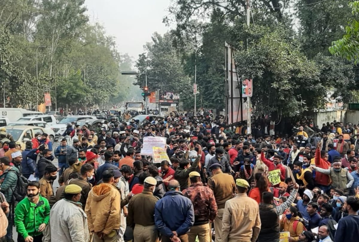 Applicants protest for recruitment on 97 thousand teachers.