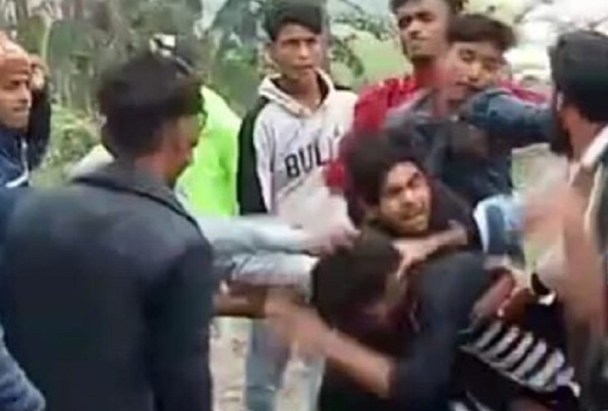 Boys Clash After Comments On Girls during picnic in dalsinghsarai bindeshwari nagar samastipur