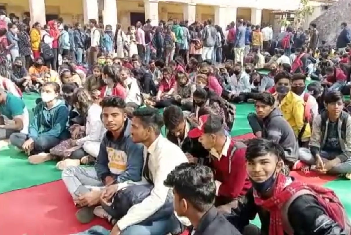Corona Vaccination in Shivpuri: Long queues of children to get vaccinated, vaccine being administered at more than 300 centers
