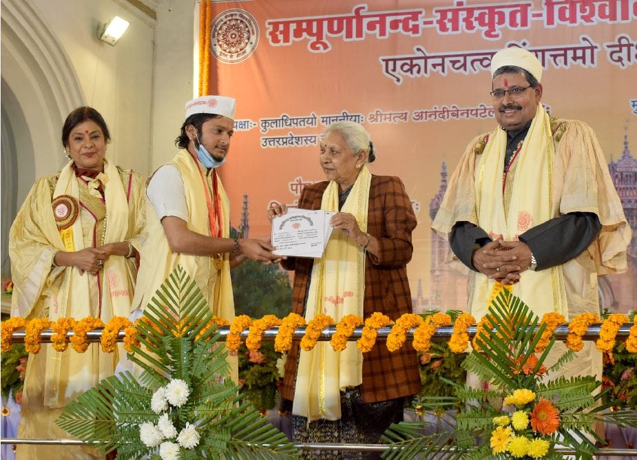 Kashi Vidyapeeth and ssvv convocation ceremony meritorious got gold medal