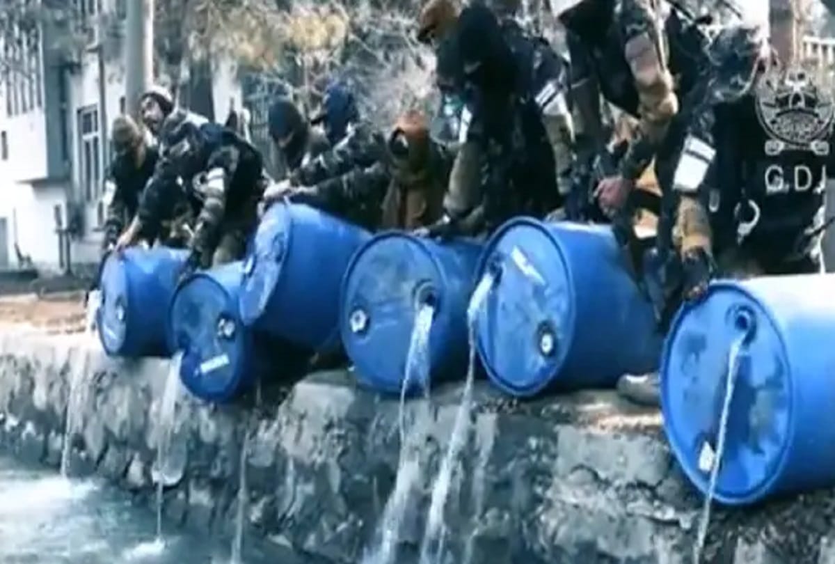 Liker in the gutter: Taliban confiscated 3000 liters of liquor Pour and Kabuls canal, watch video