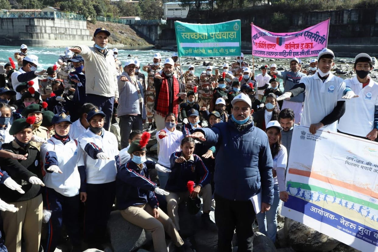 Volunteers collected seven quintals of garbage from the banks of the Ganges