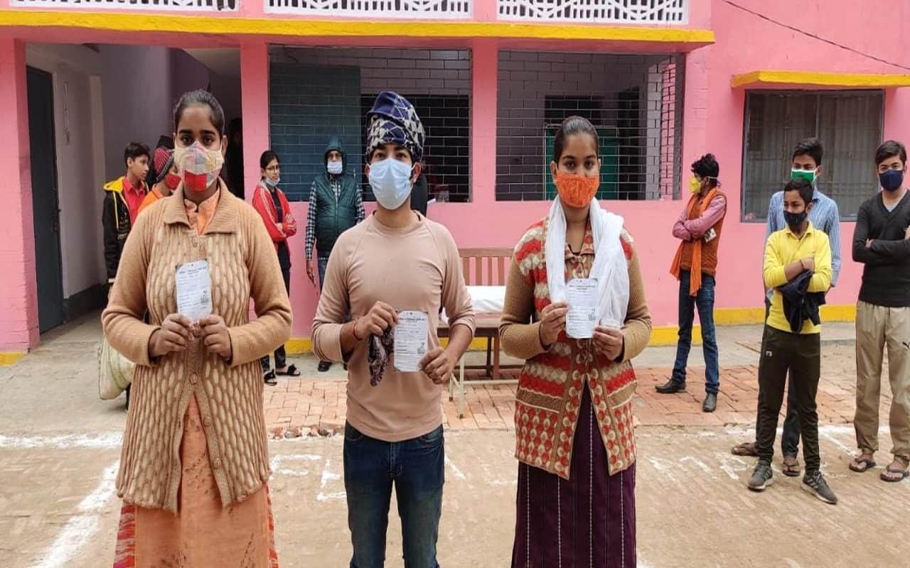 Corona Vaccination for Child age 15 to 18 years varanasi Teenagers enthusiasm high for covid vaccine see photos