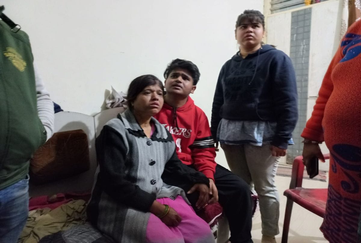 miscreants looted cash and jewellery from the factory supervisor house in Agra
