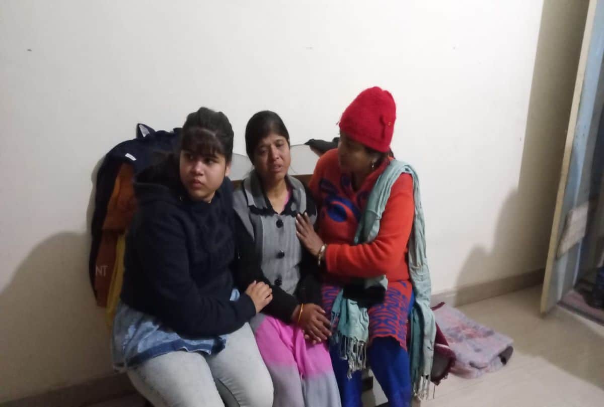 brave woman and man chased the miscreants running away after loot in agra