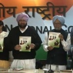 2017 में कांग्रेस का मेनिफेस्टो जारी करते कैप्टन अमरिंदर सिंह।