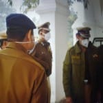 पुलिस अधिकारियों से बात करते डीजीपी