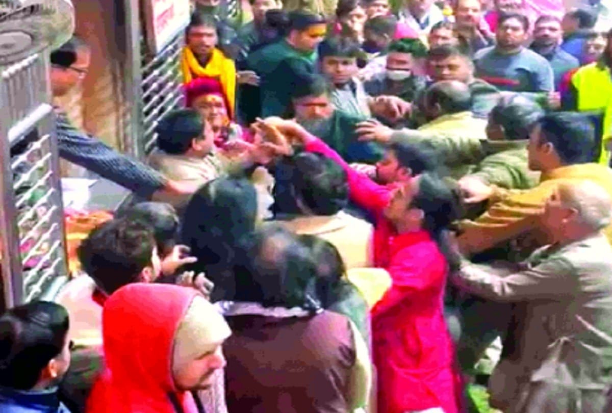 two factions of goswamis clashed over darshan of devotees in thakur sribankebihari temple