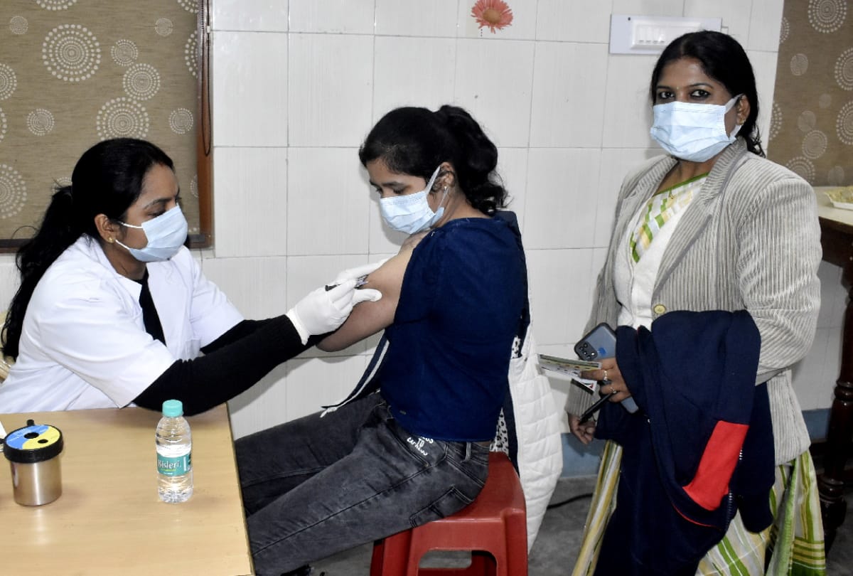 first day 8330 teenagers got corona vaccine in Gorakhpur