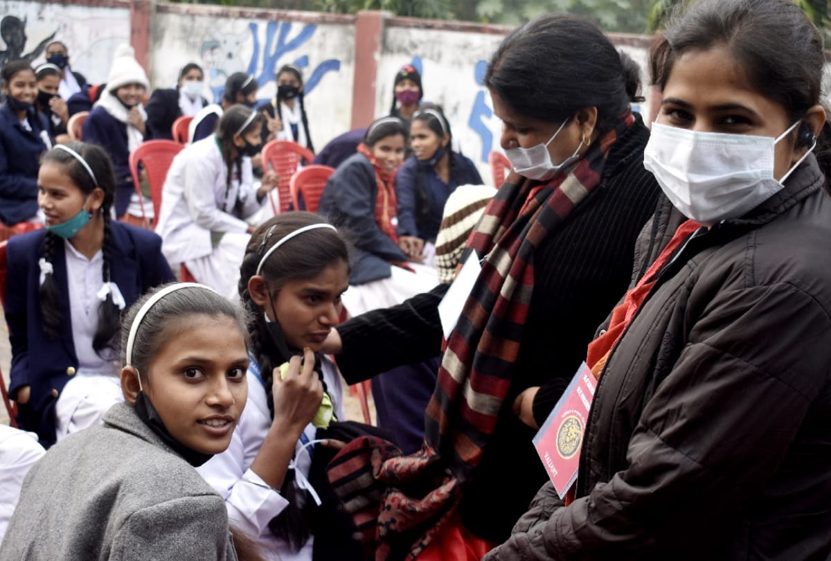 first day 8330 teenagers got corona vaccine in Gorakhpur