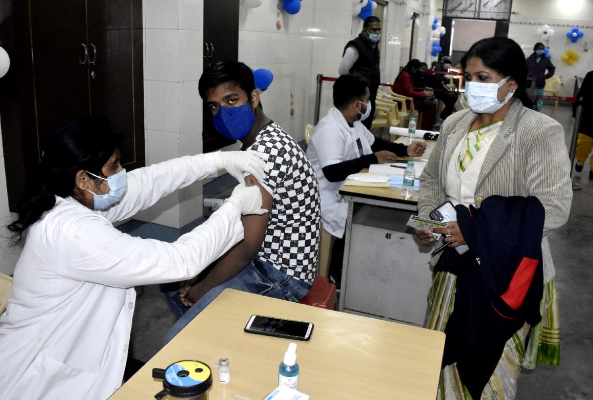 first day 8330 teenagers got corona vaccine in Gorakhpur