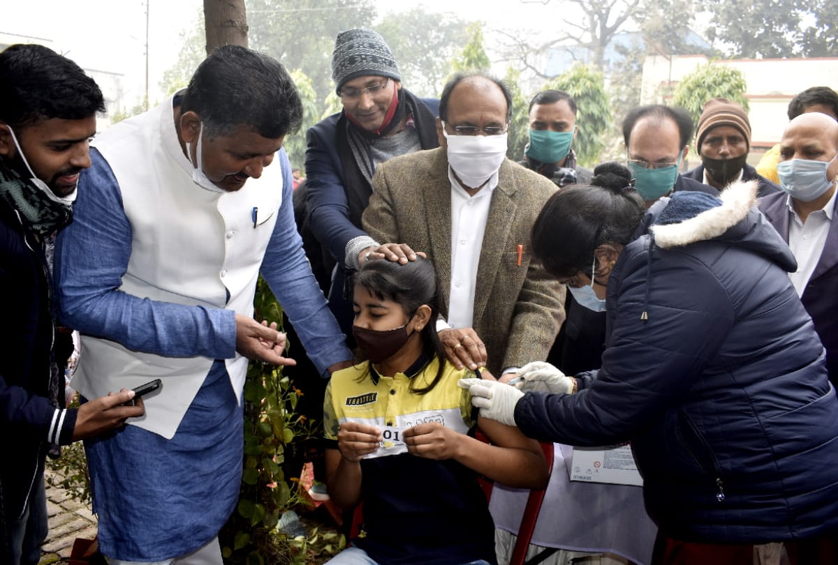 first day 8330 teenagers got corona vaccine in Gorakhpur