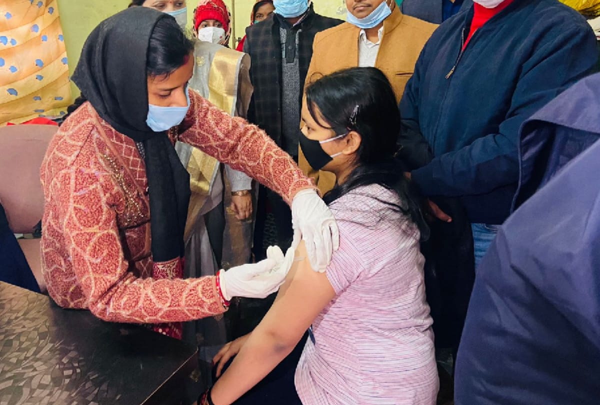 first day 8330 teenagers got corona vaccine in Gorakhpur