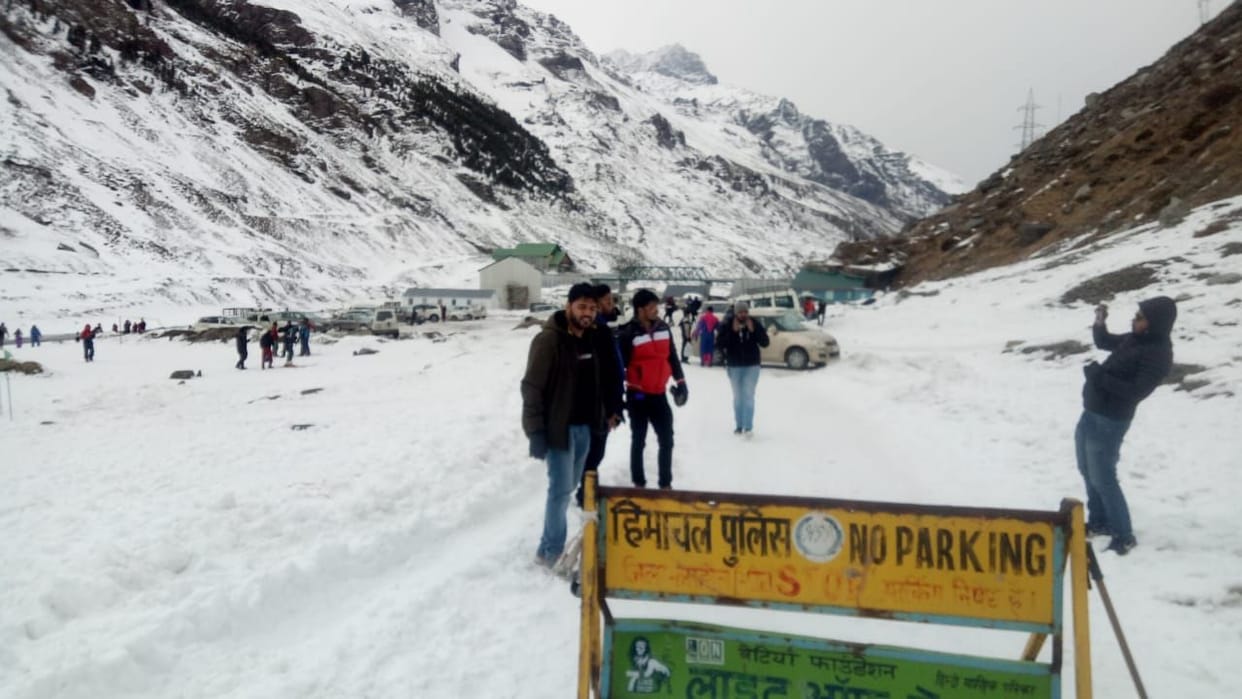fresh snowfall in rohtaan manali tourist enjoy it