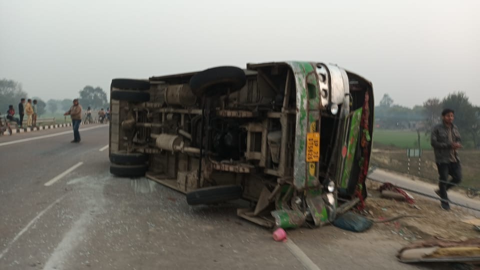 Private bus overturns, 10 passengers including driver injured