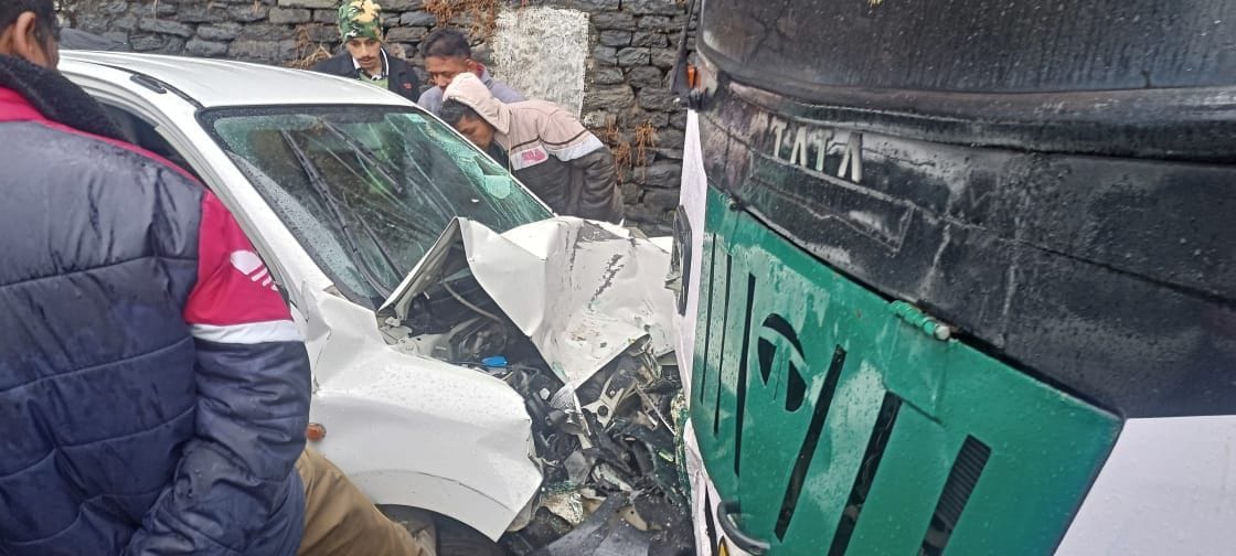 ???????? ?? ?? ??? ???Collision between HRTC bus and car