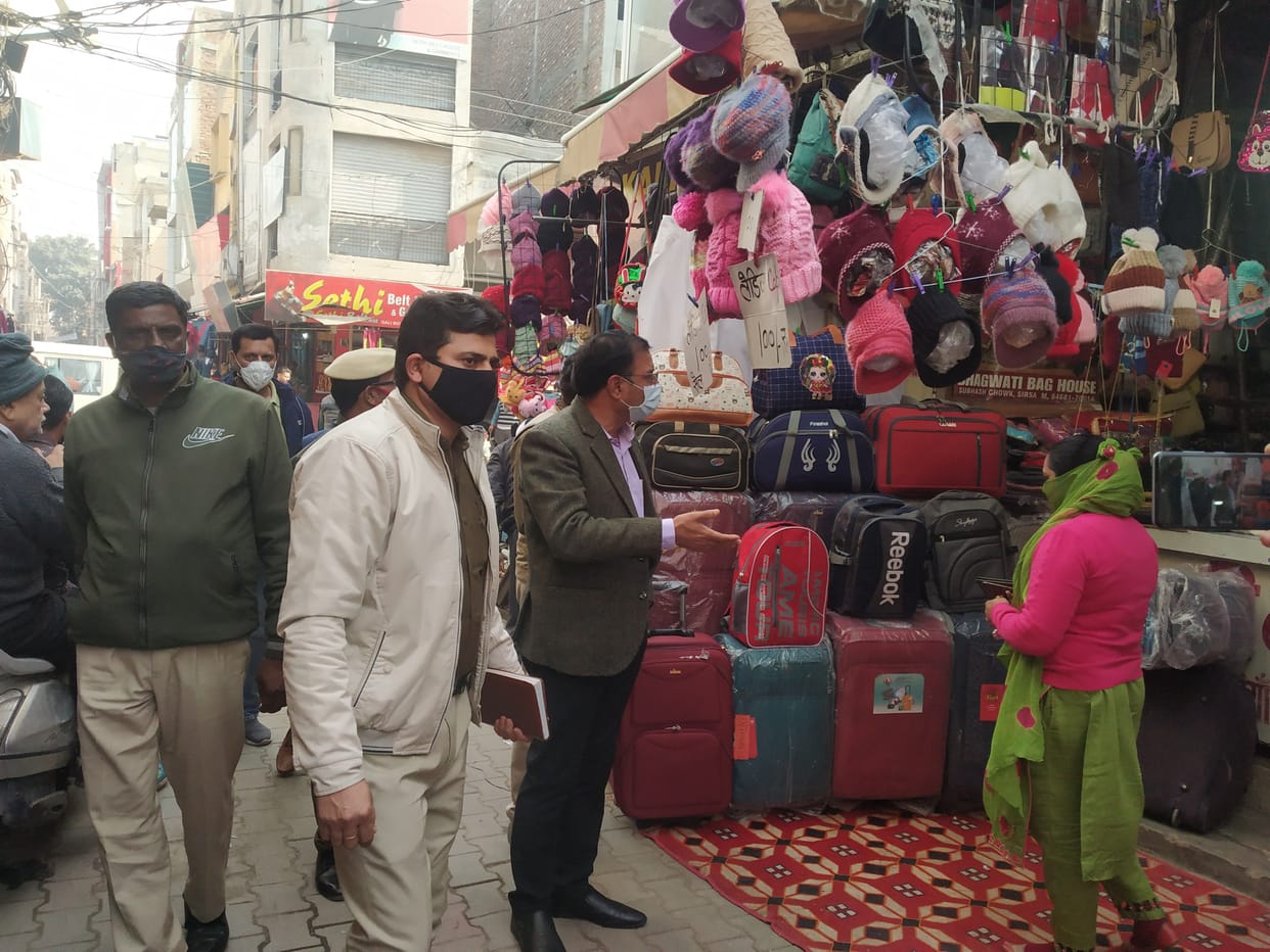 People are not afraid of spreading corona infection, SDM inspected and reprimanded the shopkeepers