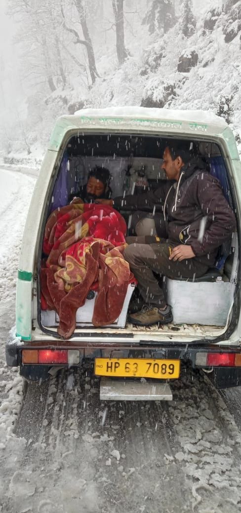 Wheels of buses stopped on 27 routes due to heavy snowfall