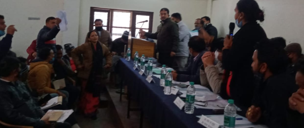 BDC Meeting in Betalghat, Angry Pradhan blows 500 notes on JE